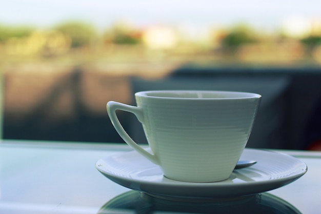 uma xícara de café da manhã ao lado do rio