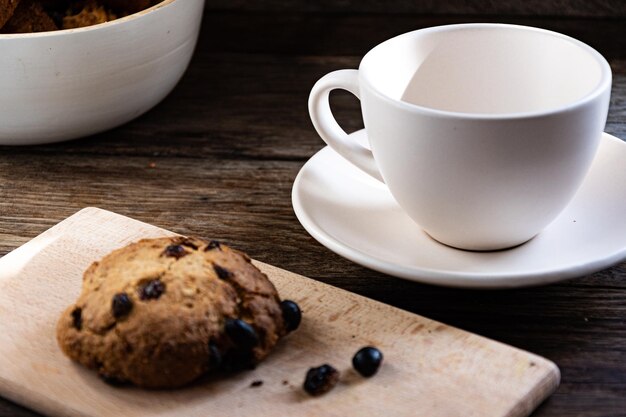 Uma xícara de café e biscoitos de aveia na mesa da cozinha.