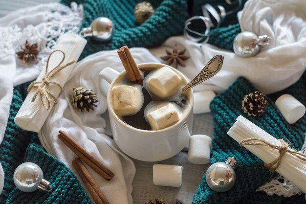 Uma xícara de café e marshmallow no cenário de mesa de Natal de ano novo