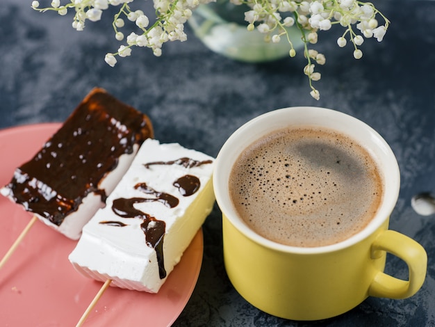 Uma xícara de café e marshmallows caseiros. Sobremesa deliciosa