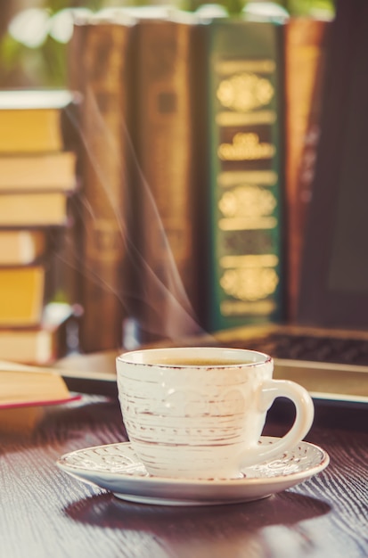 Uma xícara de café e um bom dia de fumaça no escritório no trabalho. Foco seletivo.