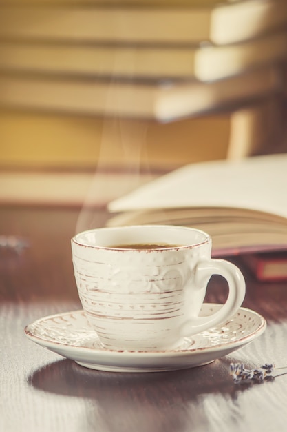 Uma xícara de café e um bom dia de fumaça no escritório no trabalho. Foco seletivo.