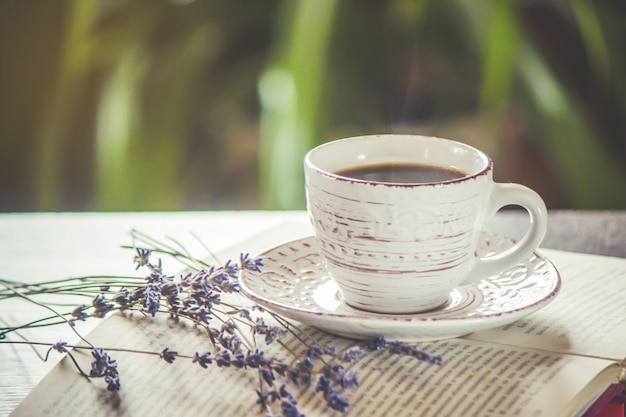 Uma xícara de café e um bom dia de fumaça no escritório no trabalho. foco seletivo.