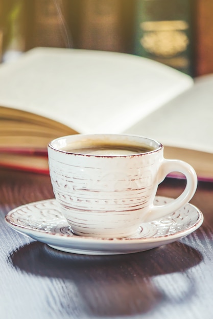 Uma xícara de café e um bom dia de fumaça no escritório no trabalho. Foco seletivo.