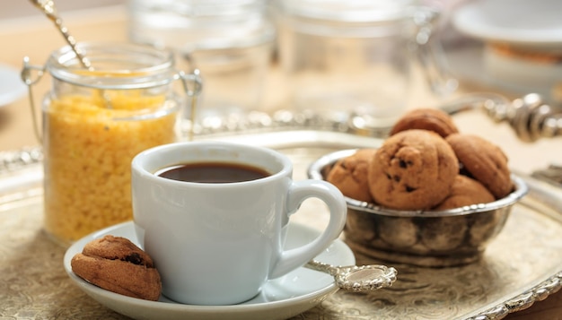 Uma xícara de café em uma bandeja velha