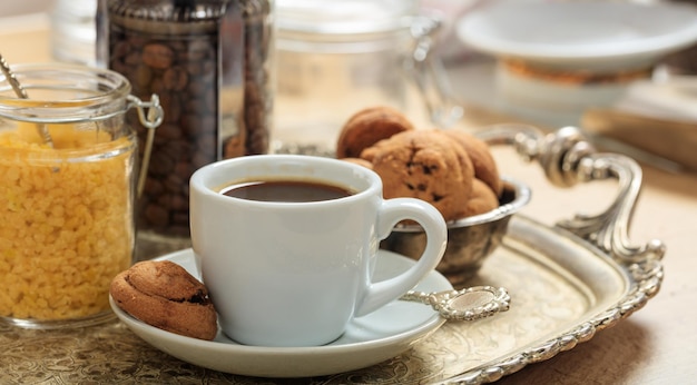 Uma xícara de café em uma bandeja velha