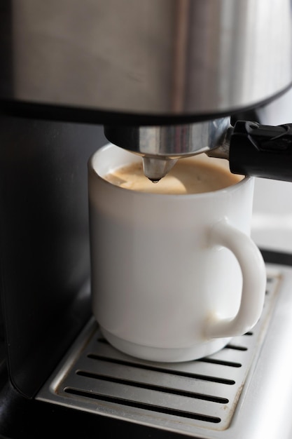 Uma xícara de café em uma máquina de café fechada