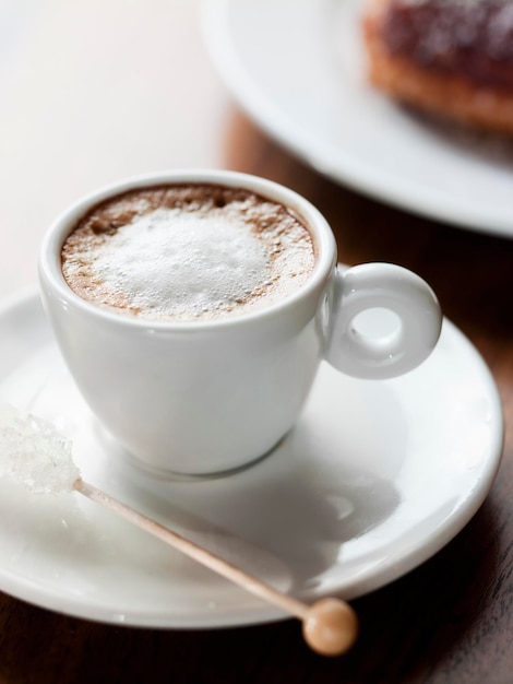 Foto uma xícara de café em uma xícara de porcelana branca bebida de café espumosa