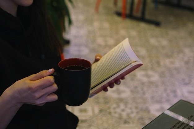 Uma xícara de café enquanto lê um livro ou revista