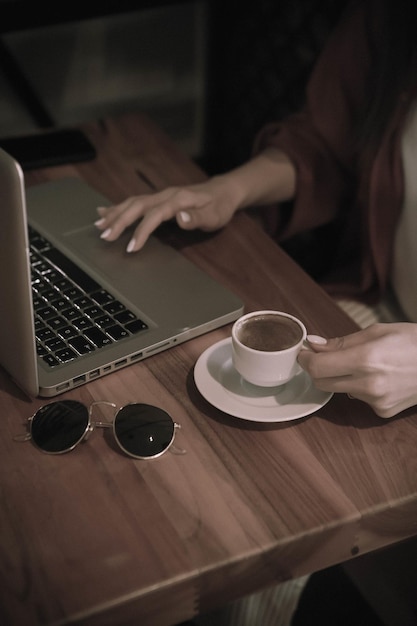 Uma xícara de café enquanto lê um livro ou revista