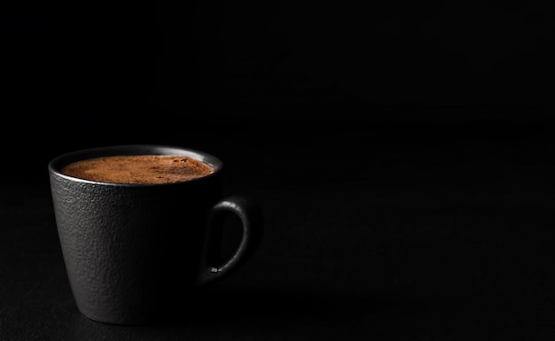 Foto uma xícara de café expresso com espuma