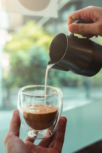 uma xícara de café fresco na mesa