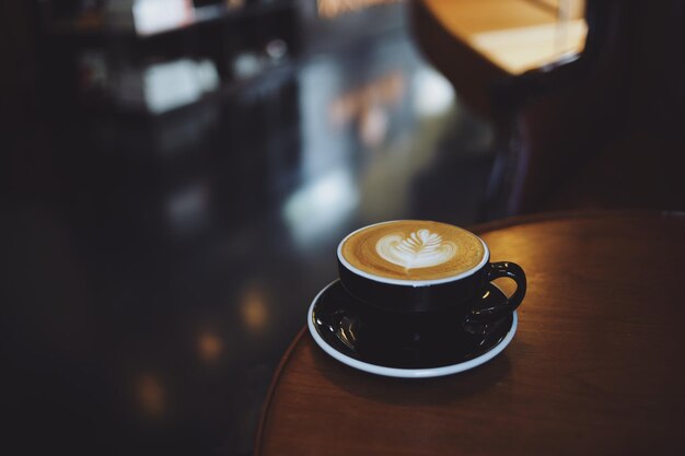 Uma xícara de café latte art no café