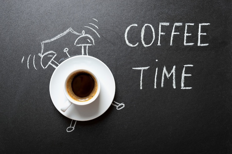 Foto uma xícara de café na forma de um despertador e a inscrição "hora do café". pausa para o café, conceito de despertar de manhã.