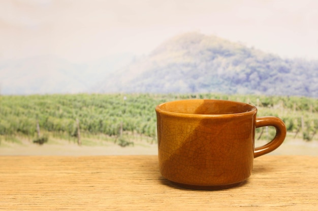 Uma xícara de café na madeira na plantação de café