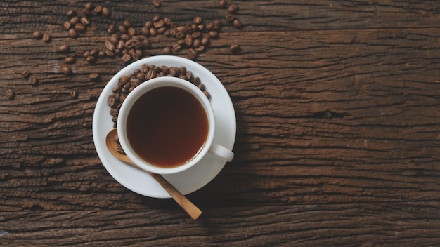 Uma xícara de café na mesa de madeira com espaço de cópia