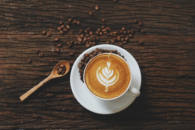 Uma xícara de café na mesa de madeira com espaço de cópia