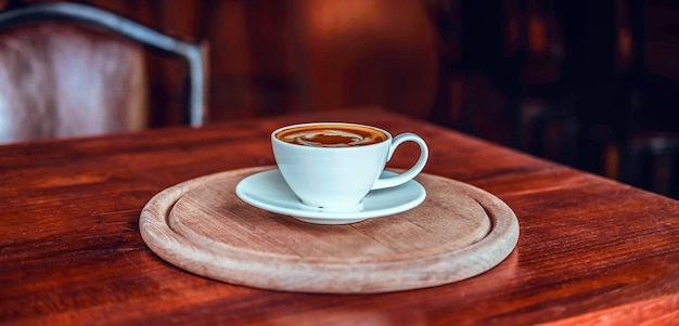 Foto uma xícara de café na mesa de madeira na cafeteria