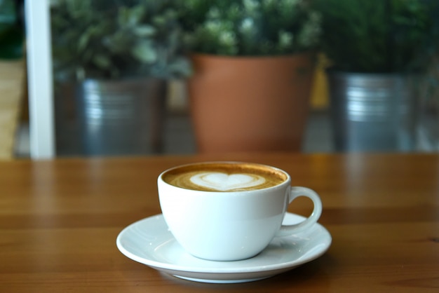 Uma xícara de café na mesa de madeira