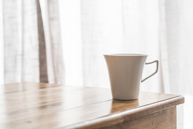 uma xícara de café na mesa