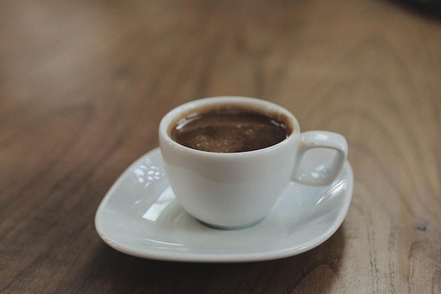uma xícara de café na mesa