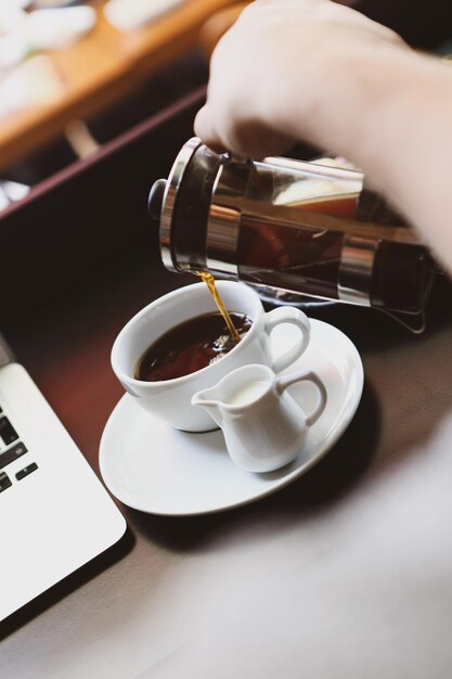 uma xícara de café na mesa