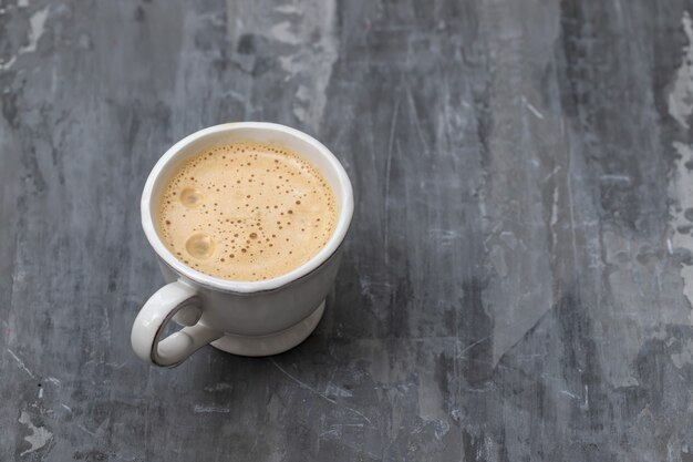 Uma xícara de café na superfície de cerâmica