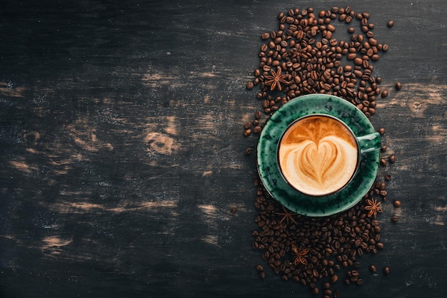 Uma xícara de café perfumada Cappuccino em um fundo preto de madeira Vista superior Copiar espaço