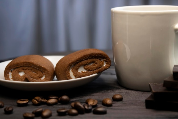 Uma xícara de café perfumado com pão de ló e chocolate com dispersão de grãos