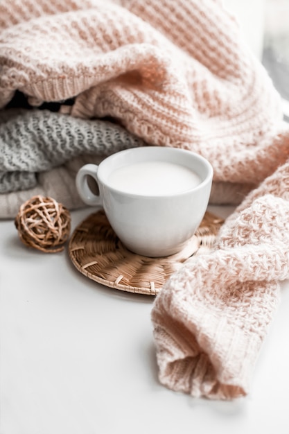 Uma xícara de café perto da janela.