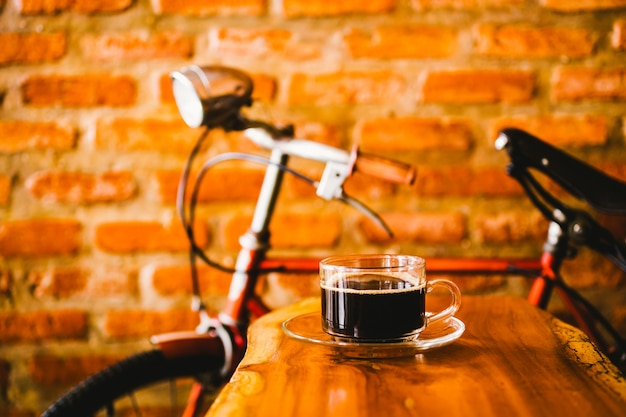 Uma xícara de café quente na mesa de madeira na cafeteria