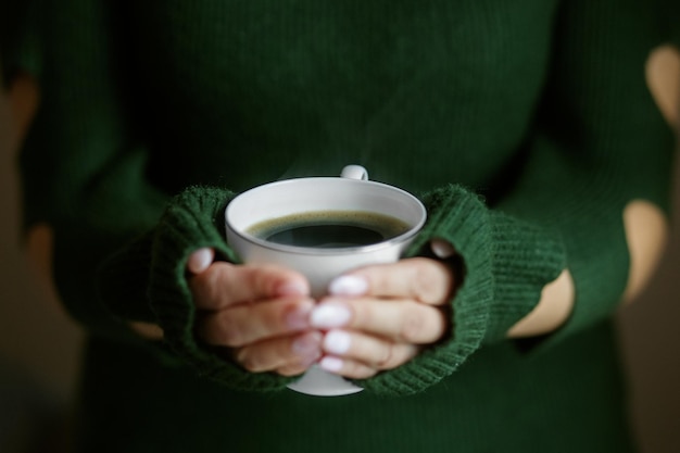 Uma xícara de café quente nas mãos Conceito bebe fundo de trabalho de estilo de vida