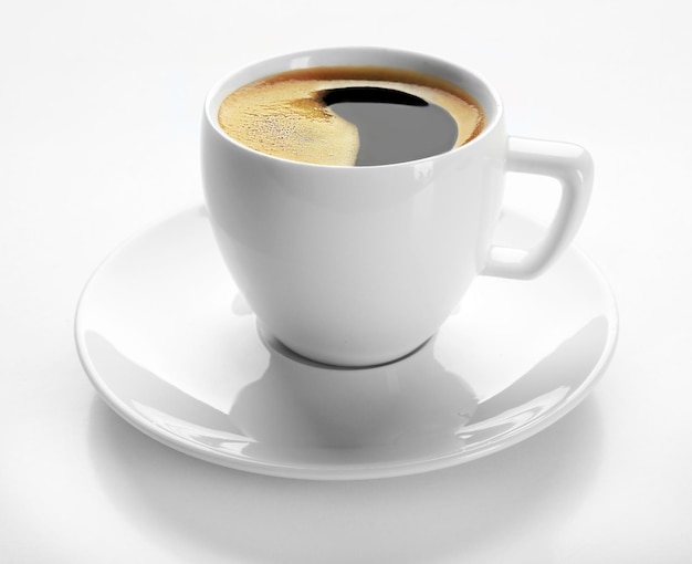 Uma xícara de café saboroso isolado no branco