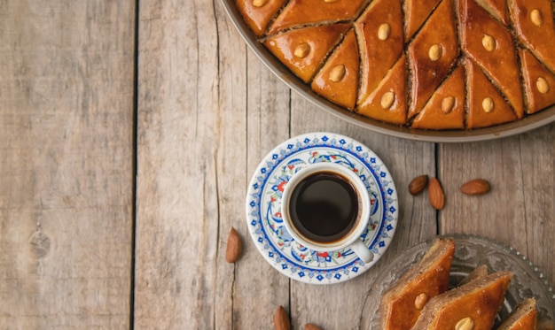 Uma xícara de café turco e baklava. Foco seletivo.