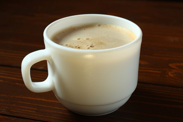 Uma xícara de cappuccino em uma mesa de madeira