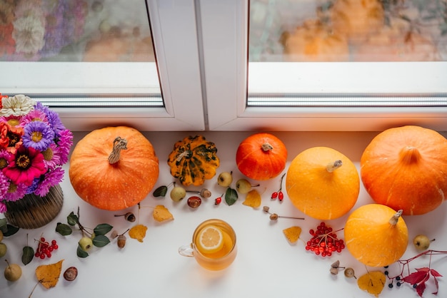 Uma xícara de chá de limão em ação de graças de fundo de abóbora de outono e banner de halloween