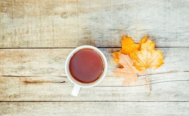 Uma xícara de chá e um fundo aconchegante de outono. Foco seletivo.