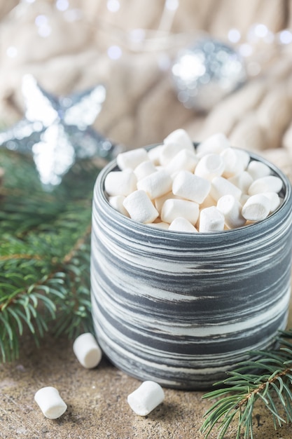 Uma xícara de chocolate quente com marshmallows em um fundo de Natal