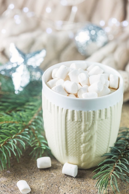 Uma xícara de chocolate quente com marshmallows em um fundo de Natal