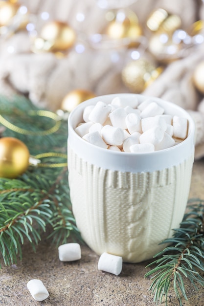 Uma xícara de chocolate quente com marshmallows em um fundo de Natal