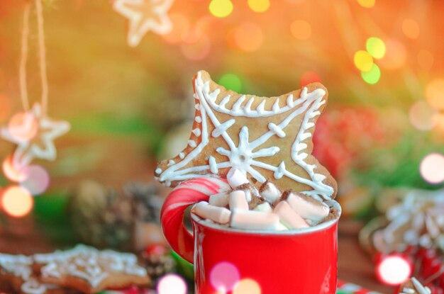 Uma xícara de chocolate quente com marshmallows
