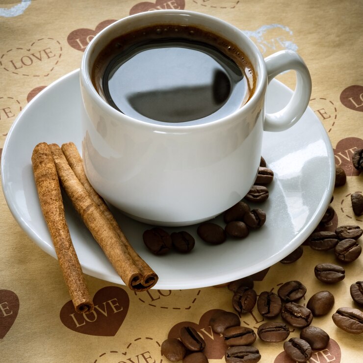 Uma xícara de grãos de café naturais e canela