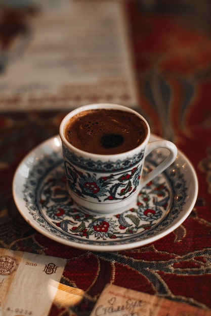 Foto uma xícara de lata de café tradicional turco preto forte bebidas tradicionais conceitos de café