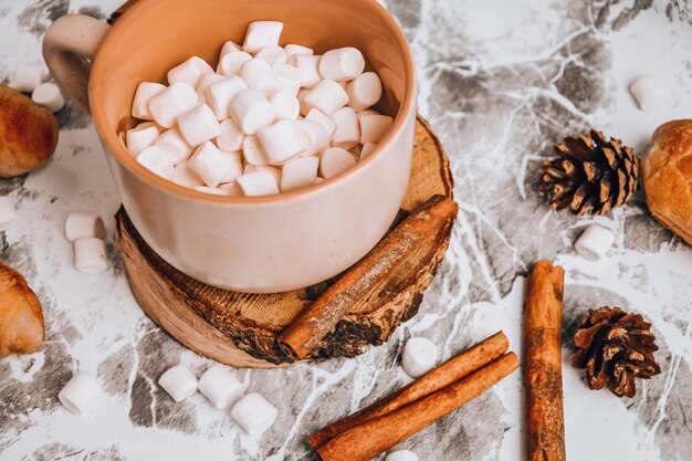 Uma xícara de natal de ano novo delicioso chocolate quente e cacau com marshmallows polvilhados com cacau ...