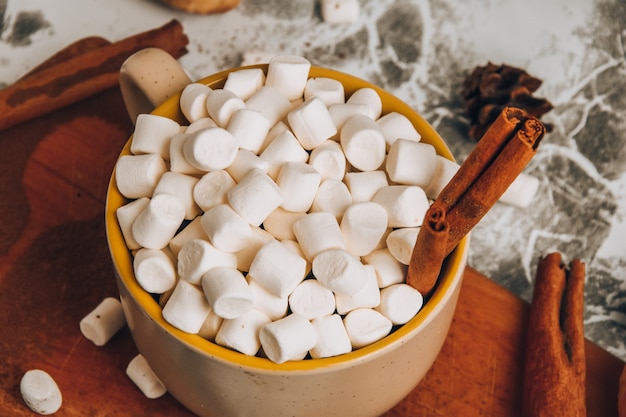 Uma xícara de natal de ano novo delicioso chocolate quente e cacau com marshmallows polvilhados com cacau ...