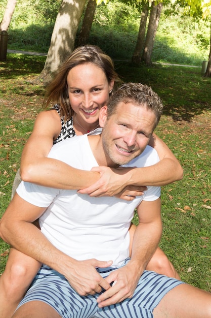 Foto umarmen sie blondes junges verliebtes paar im gartenpark