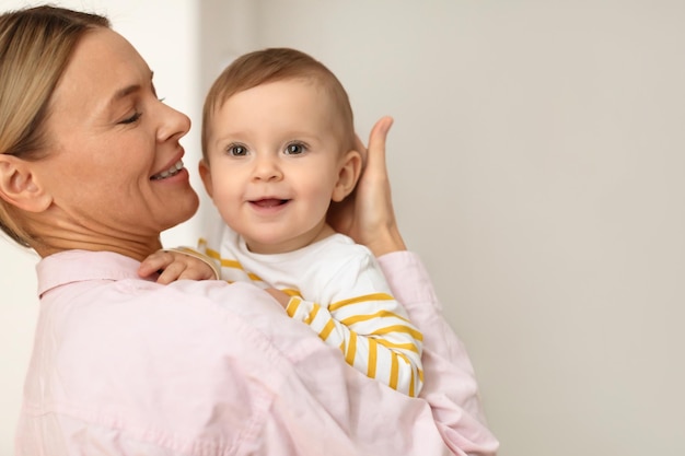 Umarmte Liebe Mutter hält ihr kleines süßes Kind Mädchen und umarmt Kind lächelt auf Kamera Panorama