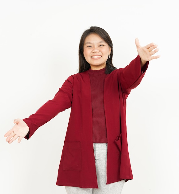Umarmungsgeste der schönen asiatischen Frau, die rotes Hemd lokalisiert auf weißem Hintergrund trägt