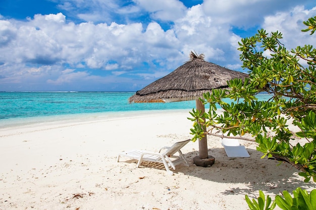 Foto umbrella water and beach relax view na costa das maldivas