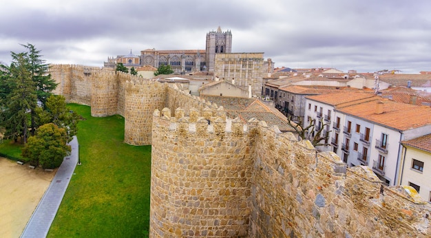 Umfassungsmauer der Stadt Avila mit der gotischen Kathedrale im Hintergrund. Spanien.